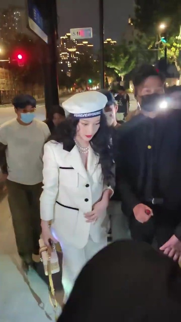 范冰冰重现女王气场 脸僵硬被亏微胖女神