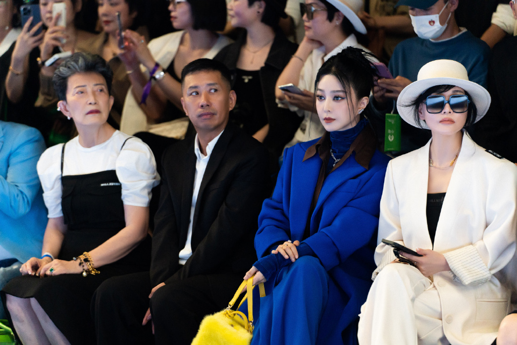 范冰冰重现女王气场 脸僵硬被亏微胖女神