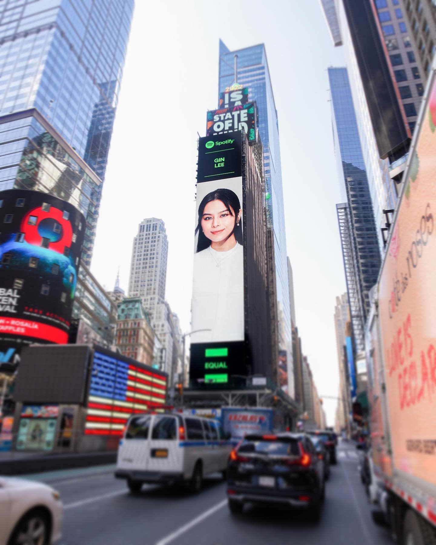 获Spotify选女性音乐人代表 李幸倪现身美国时代广场巨屏