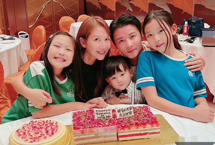 蔡少芬生日晒全家福 曝吃7个蛋糕含意