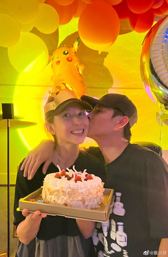 蔡少芬生日晒全家福 曝吃7个蛋糕含意