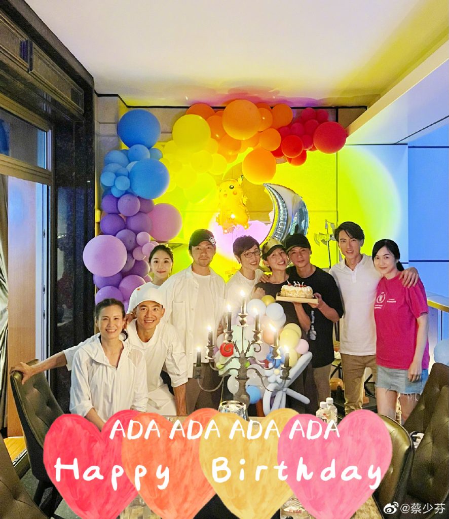 蔡少芬生日晒全家福 曝吃7个蛋糕含意