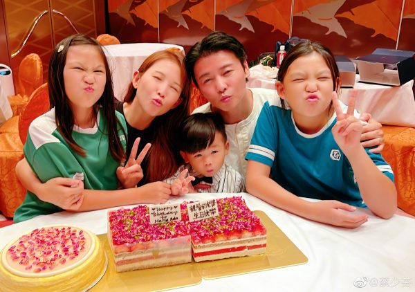 蔡少芬生日晒全家福 曝吃7个蛋糕含意