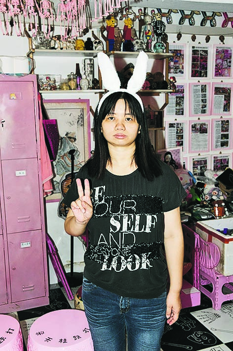 薛影仪无照驾驶摩托  涉4罪被捕