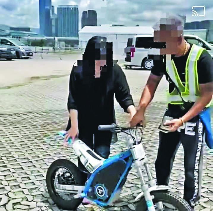 薛影仪无照驾驶摩托  涉4罪被捕