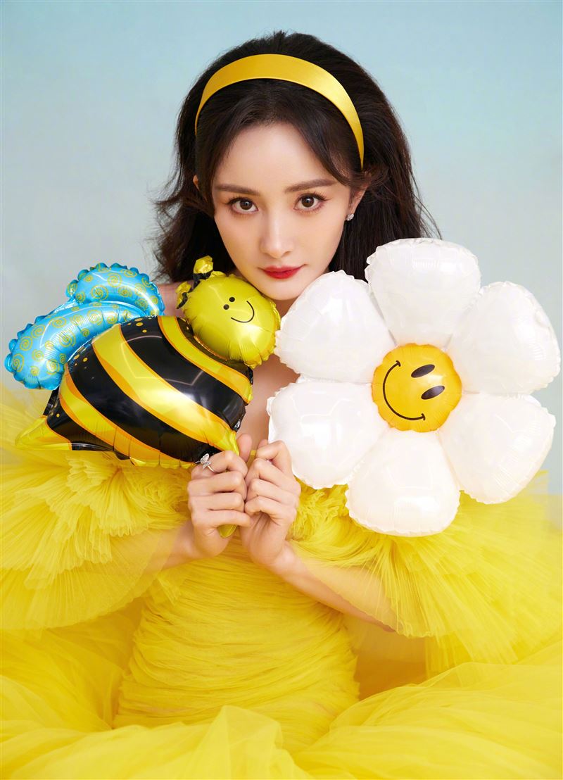 衰卷李易峰嫖娼风波  杨幂生日发声：对得起自己 