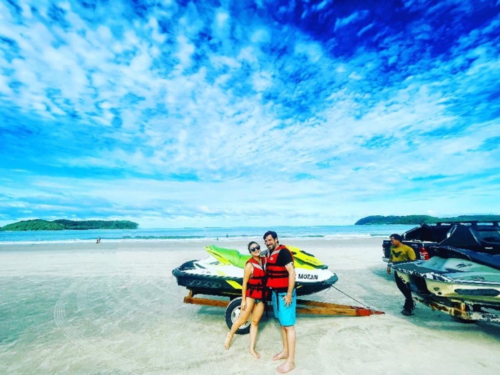 被曝离婚富二代老公 黄湘怡合影洋男新欢