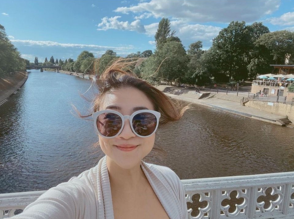 被曝离婚富二代老公 黄湘怡合影洋男新欢