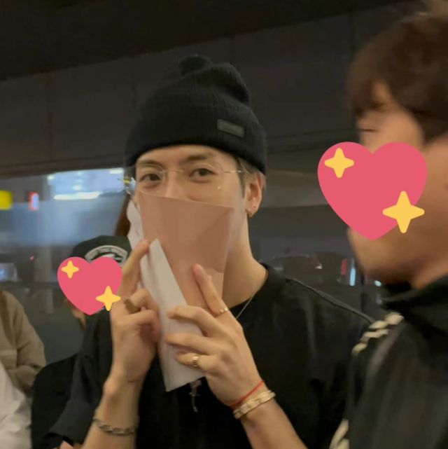 被粉丝当面求别塌房 王嘉尔尴尬捂嘴点头