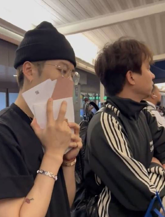 被粉丝当面求别塌房 王嘉尔尴尬捂嘴点头