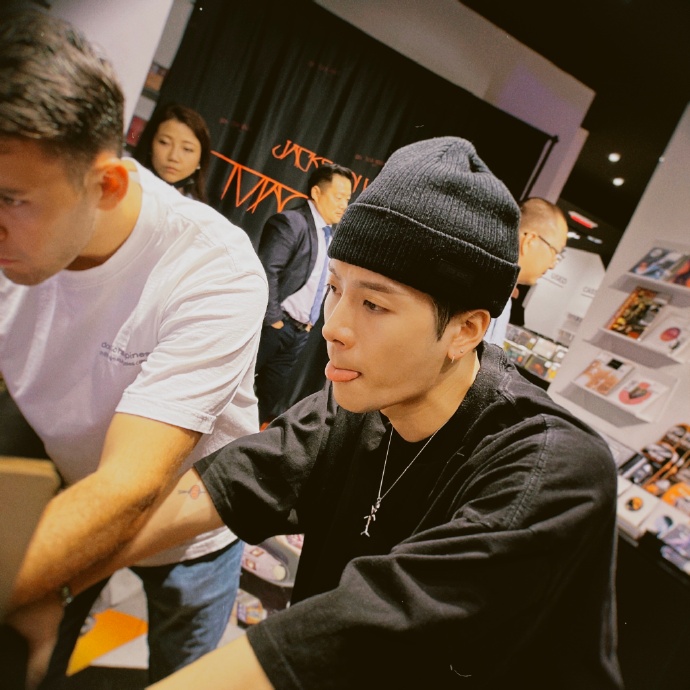 被粉丝当面求别塌房 王嘉尔尴尬捂嘴点头