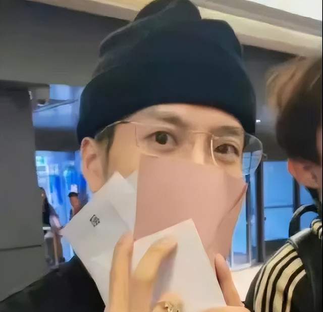 被粉丝当面求别塌房 王嘉尔尴尬捂嘴点头