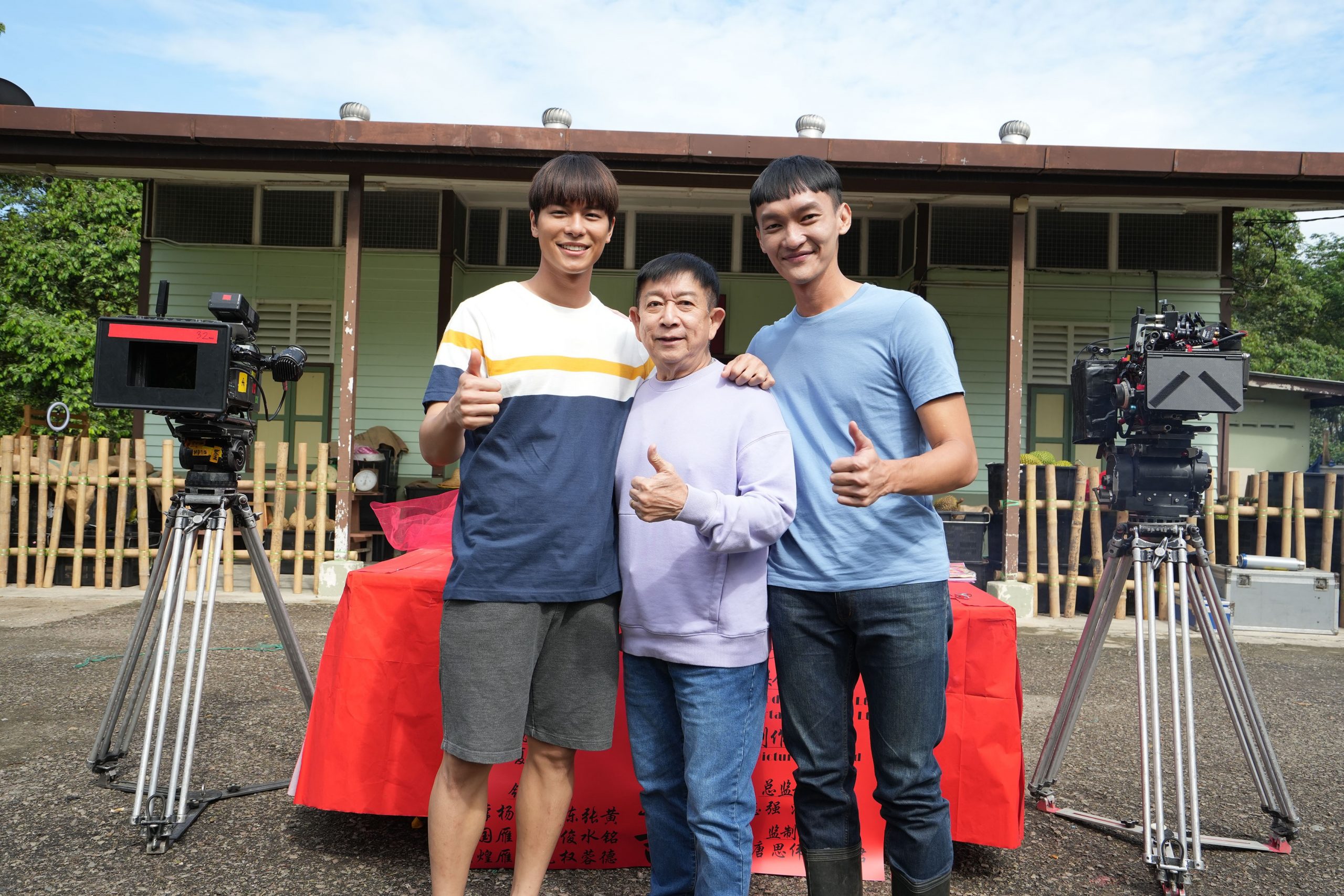 被问降价演贺岁片 杨雁雁避答装“线路不好”