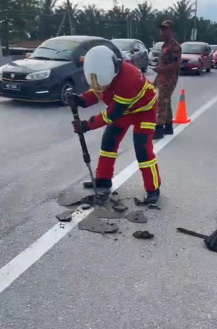 视频 | 骑脚车撞上凝块物翻车！骑士被校车辗过惨死