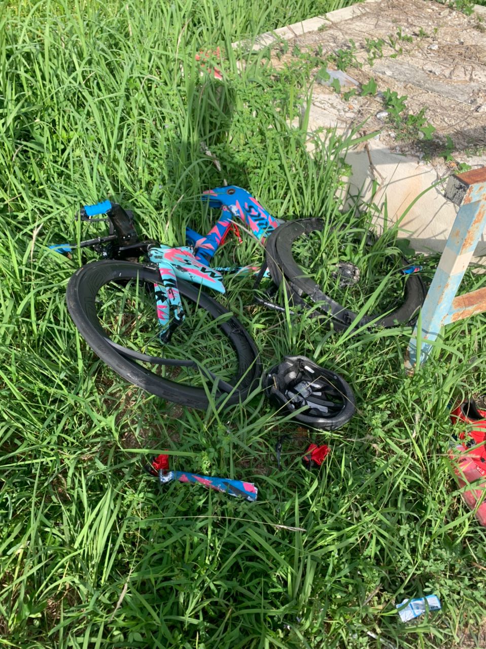 视频 | 骑脚车撞上凝块物翻车！骑士被校车辗过惨死