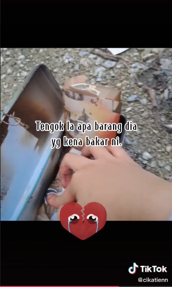 视频|不满女儿哈韩 父烧掉偶像珍藏品