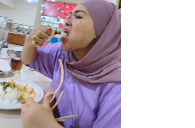 视频|女子长指甲像树根 当筷子夹饭菜吃