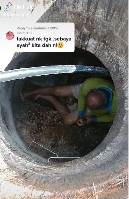 视频|老人靠水管清理排污管 网赞伟大 忧“会得病吗?”