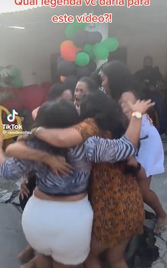 视频/7女围圈跳破地面 摔进10尺深洞