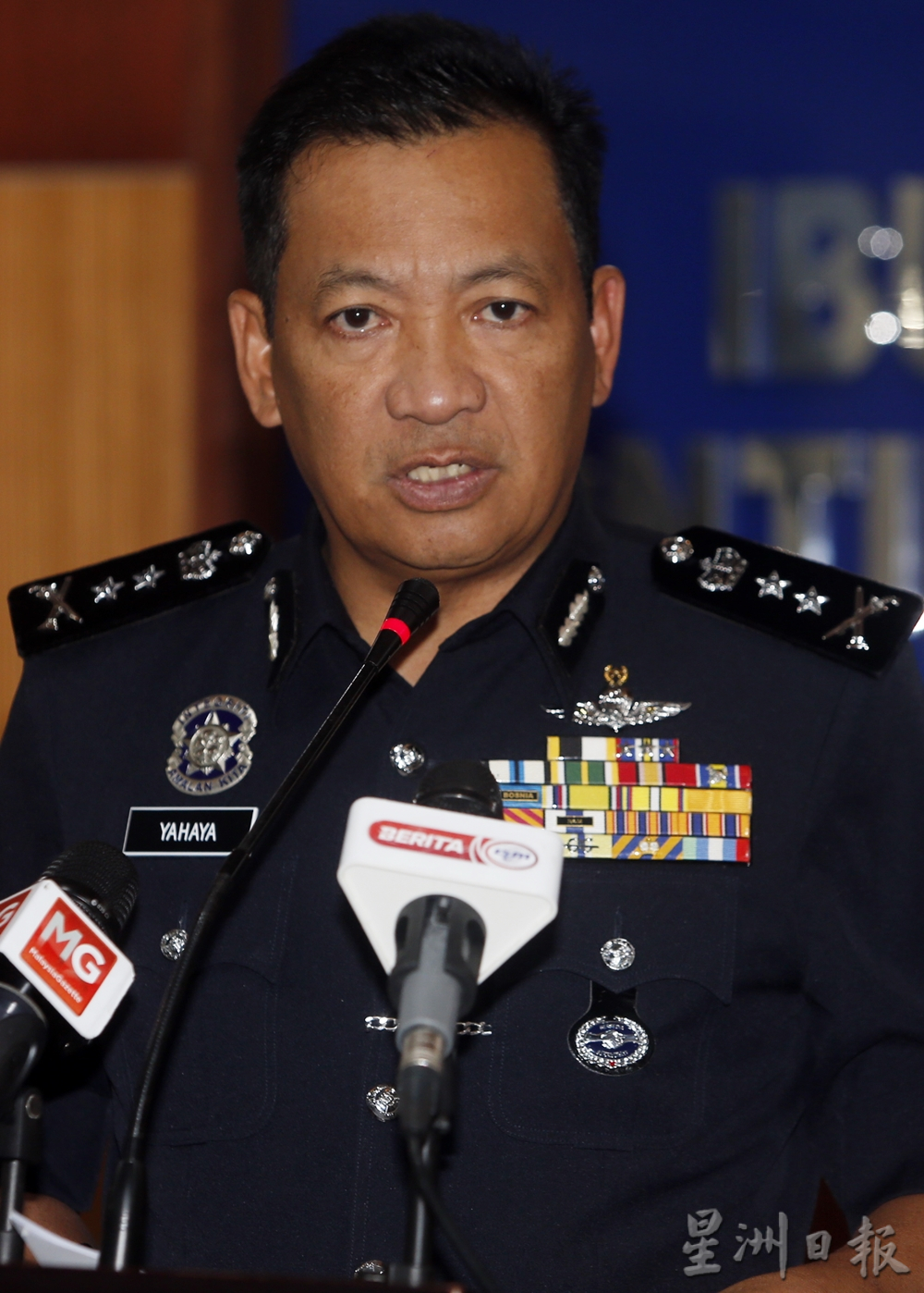 警方掌握情报监督毒贩运毒·冰毒全集中后一网打尽捕7人