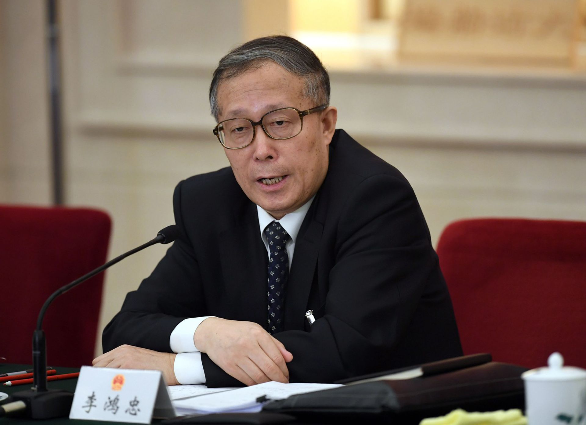 请用这则 有照片/ 未出席政治局会议 李强李鸿忠中共20大前景不明