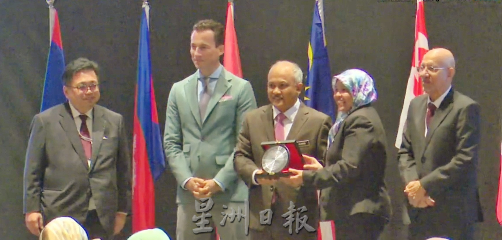 诺阿兹曼（图）