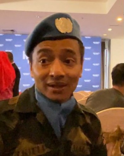 达菲在爱国电影演军人·否认是首相儿子享特权