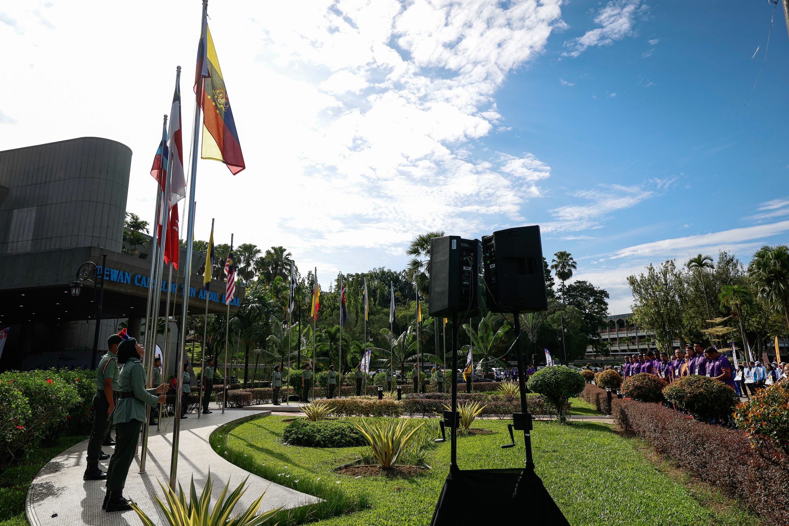 选手齐集参与升旗礼 马运会选手村开幕