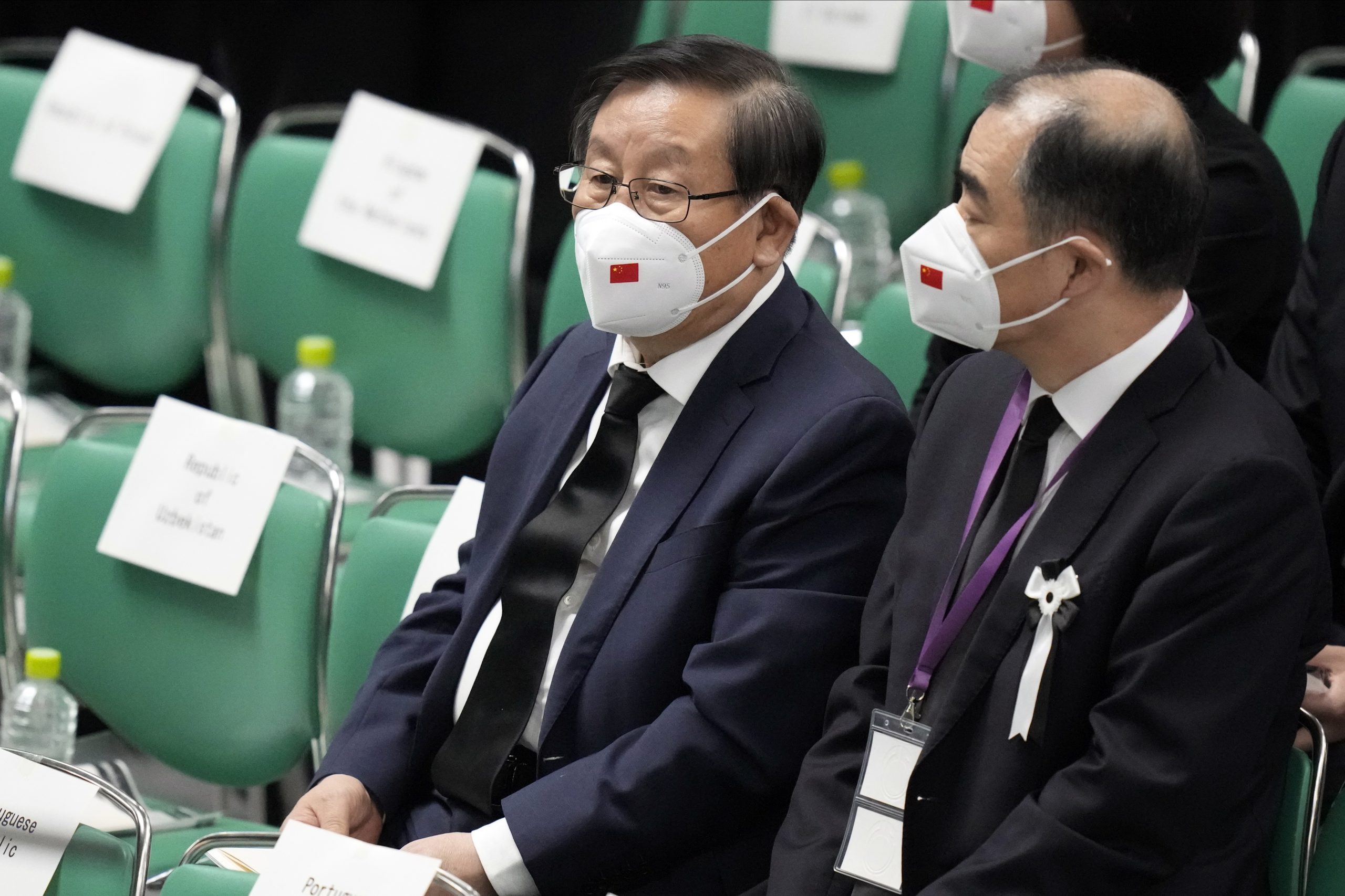   遗孀捧骨灰步入武道馆  安倍争议声中国葬 /主