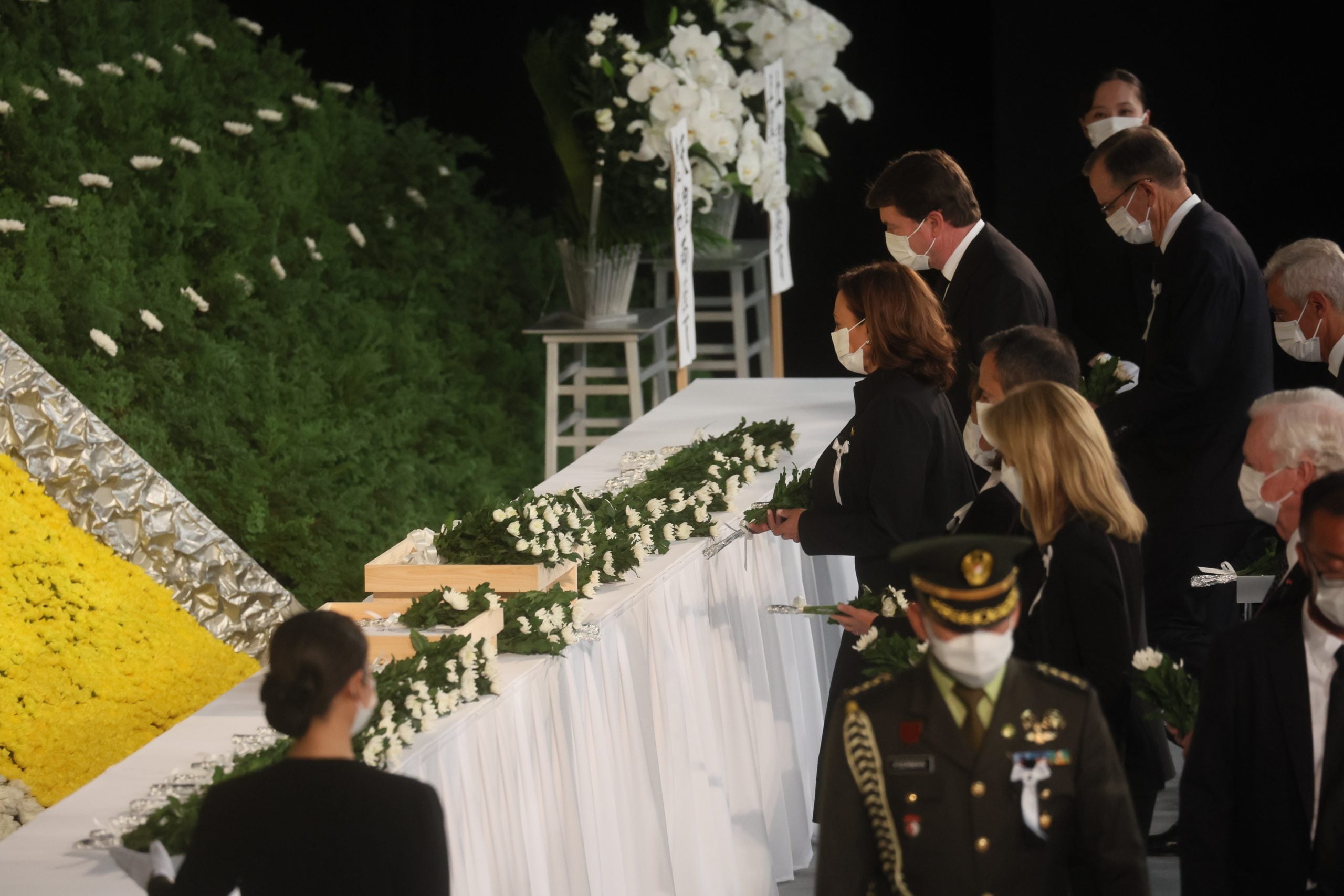   遗孀捧骨灰步入武道馆  安倍争议声中国葬 /主