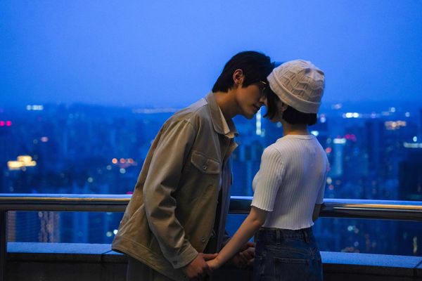 邓紫棋曝床上辣照 粉急喊:好好穿衣服!