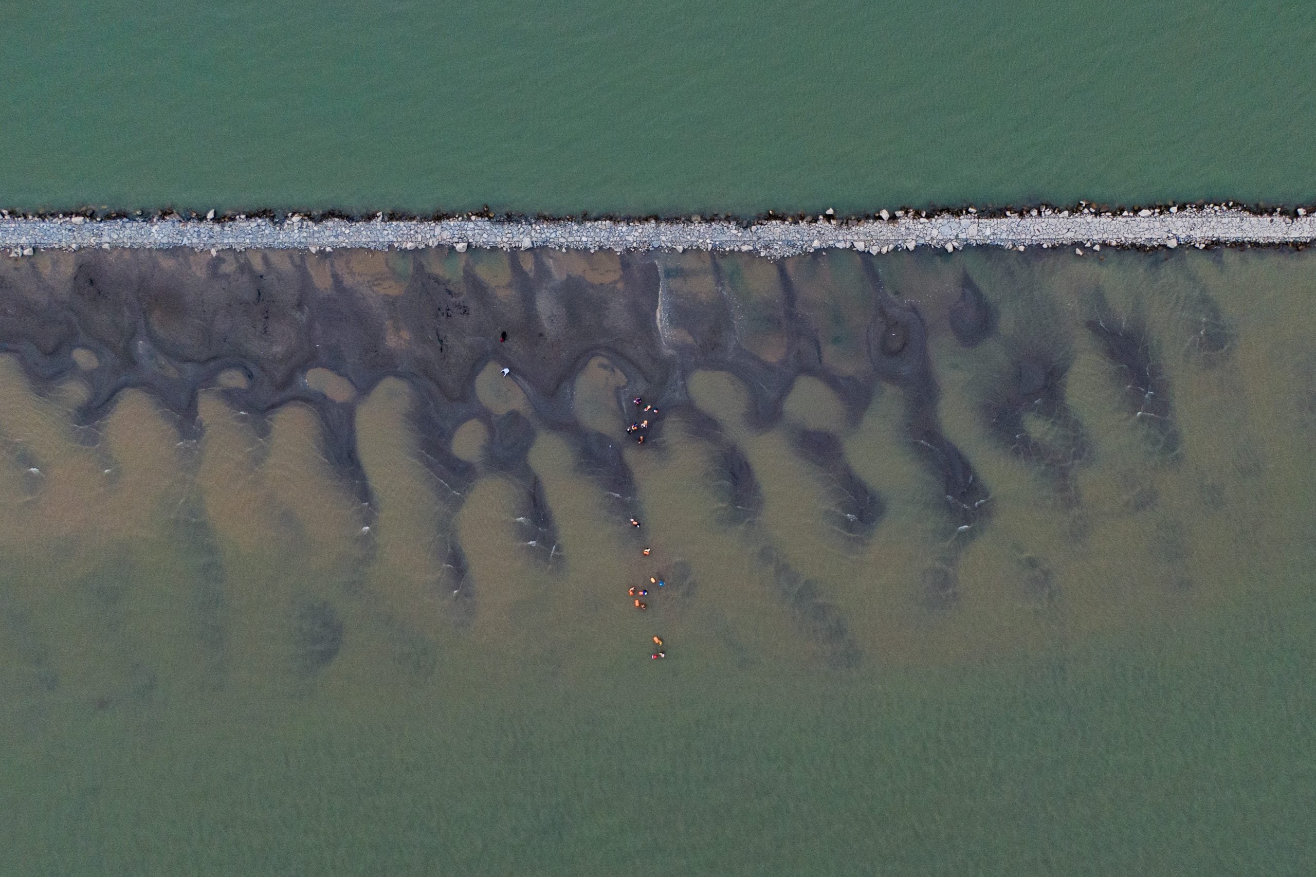 长江水位持续下降 武汉段露出“江心小路”