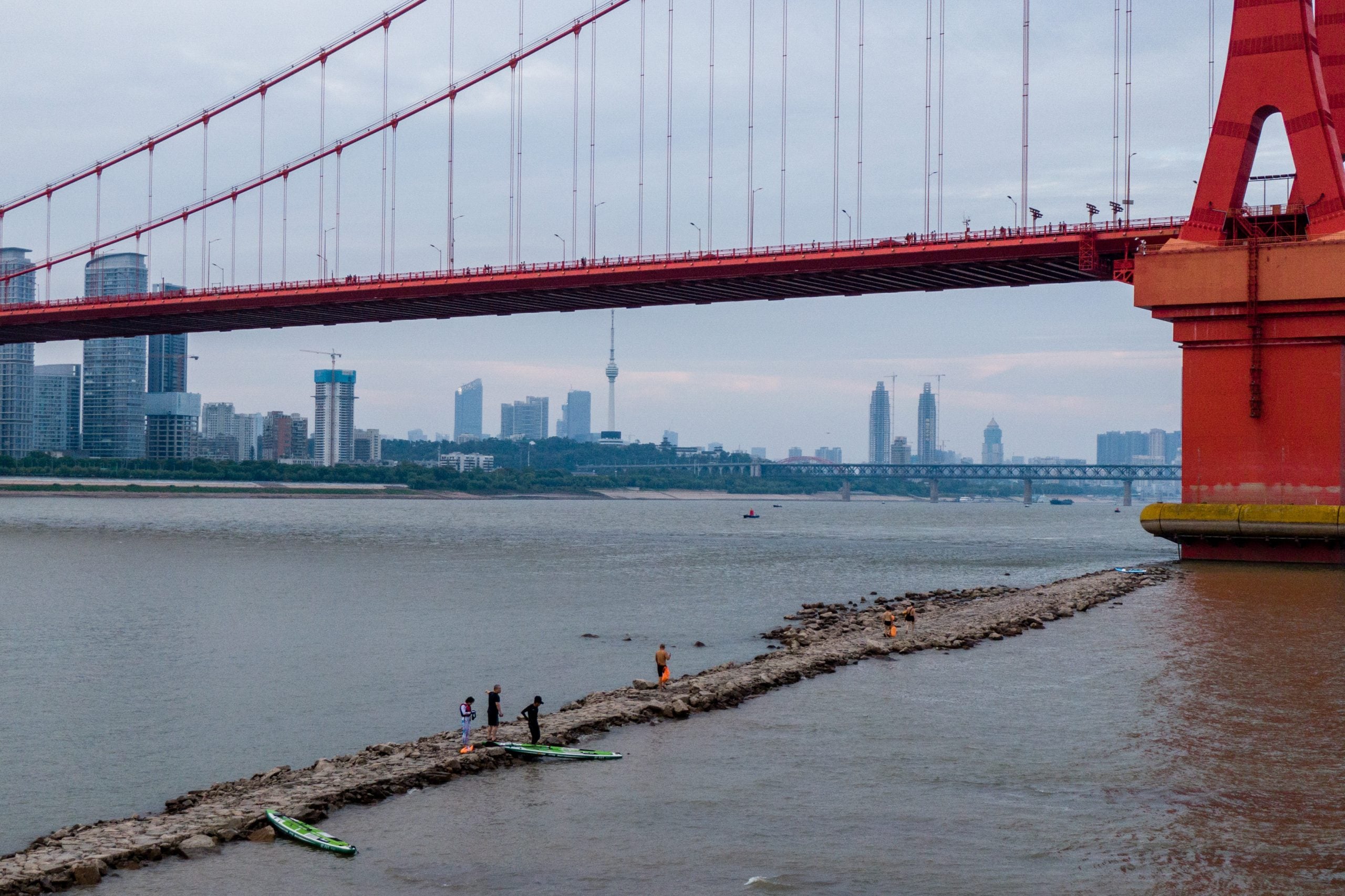 长江水位持续下降 武汉段露出“江心小路”