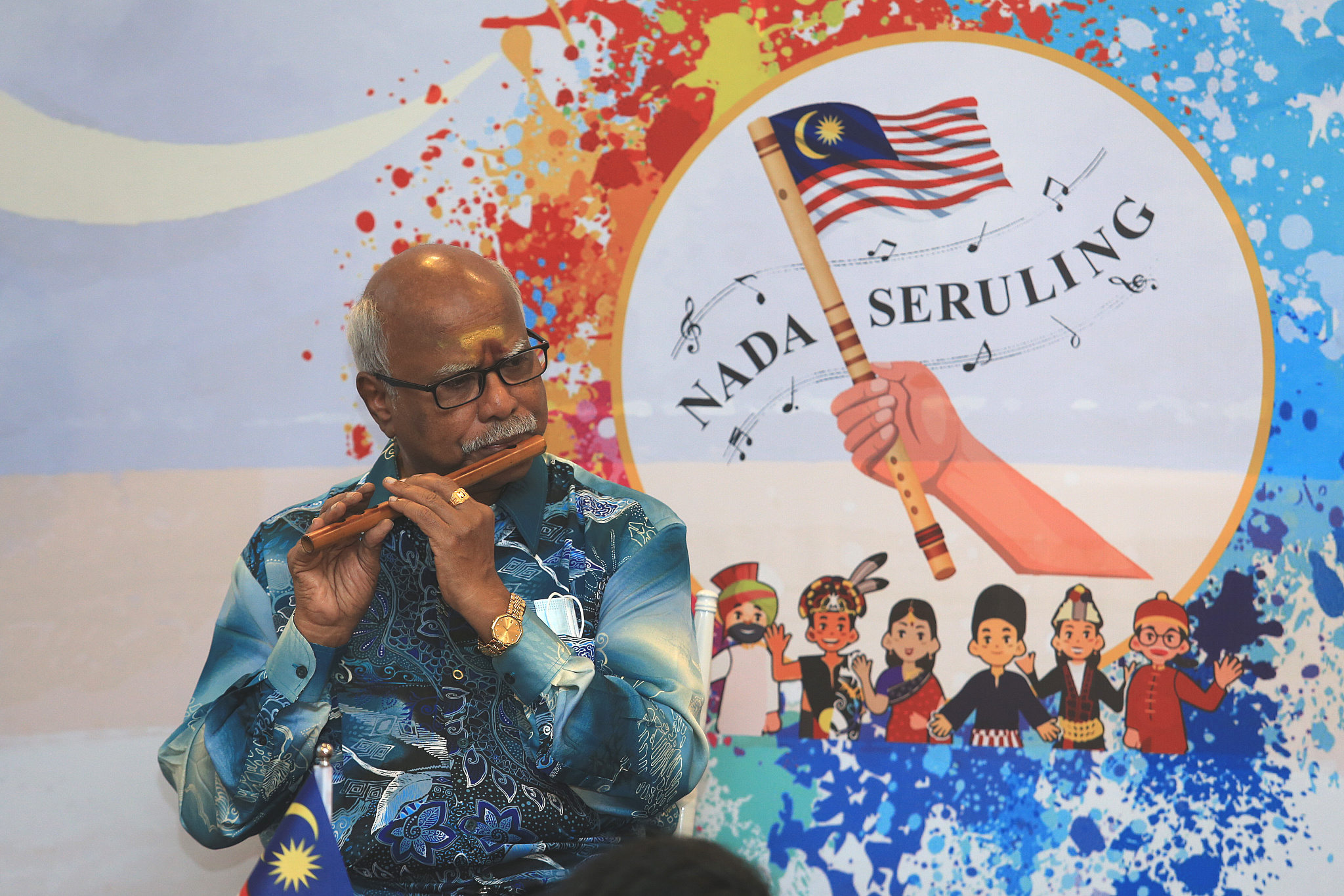 长笛演奏家创作一首融合各民族音乐元素的歌曲