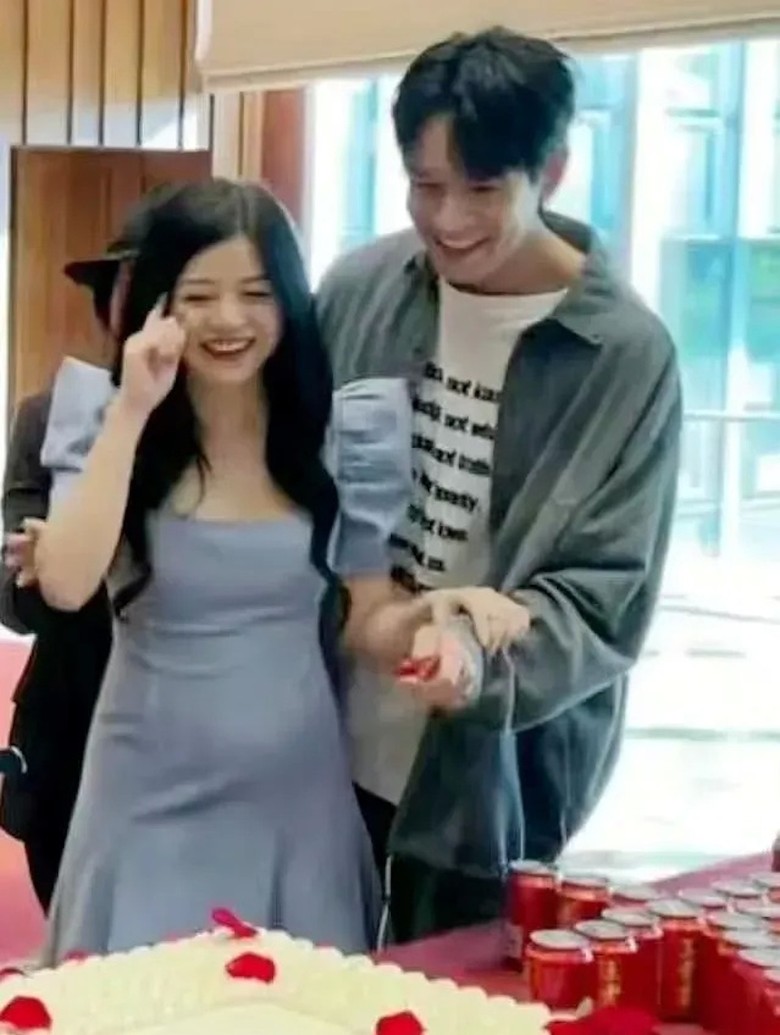 陈妍希贴倒立照撇怀二胎 陕西探班陈晓力破离婚传闻