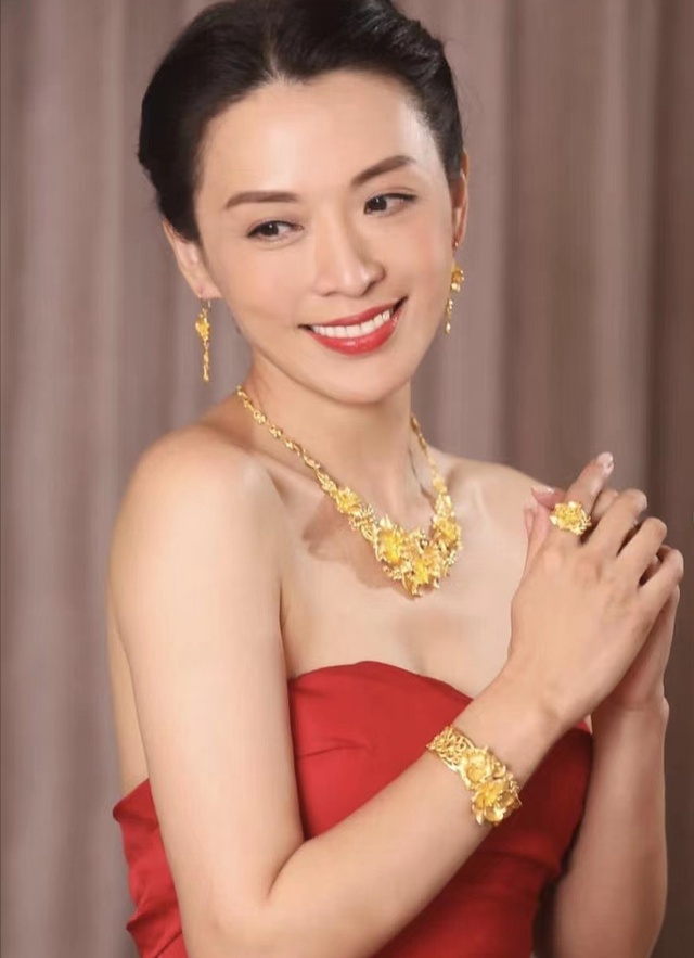 陈炜华丽出嫁 两对金镯+玫瑰花金链够气派 