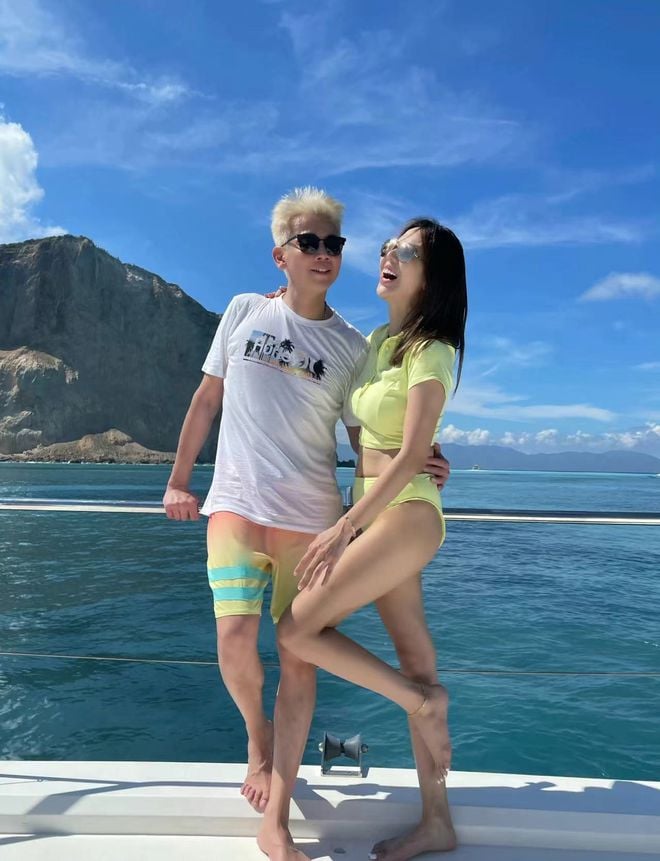 陶喆乘游艇庆结婚8周年 53岁满头“白发”