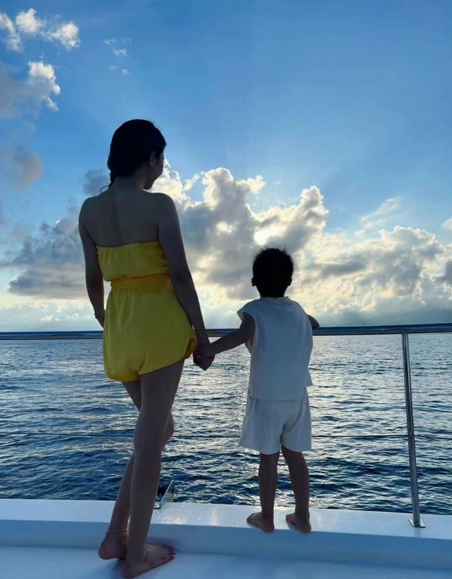 陶喆乘游艇庆结婚8周年 53岁满头“白发”