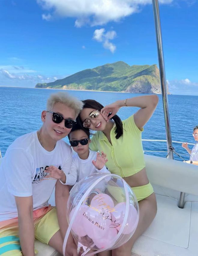 陶喆乘游艇庆结婚8周年 53岁满头“白发”