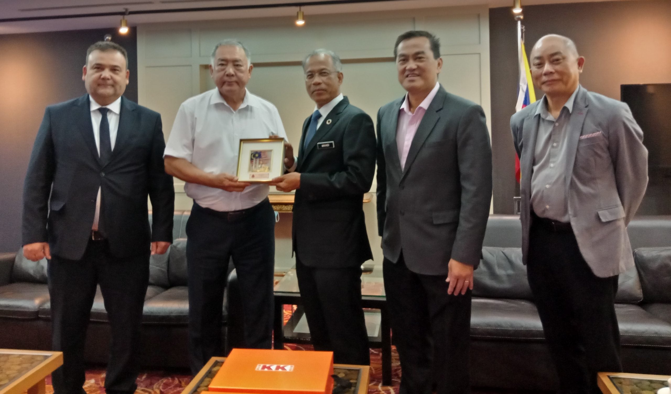 隆市长：带动两国经贸来往 欢迎乌兹别克企业投资