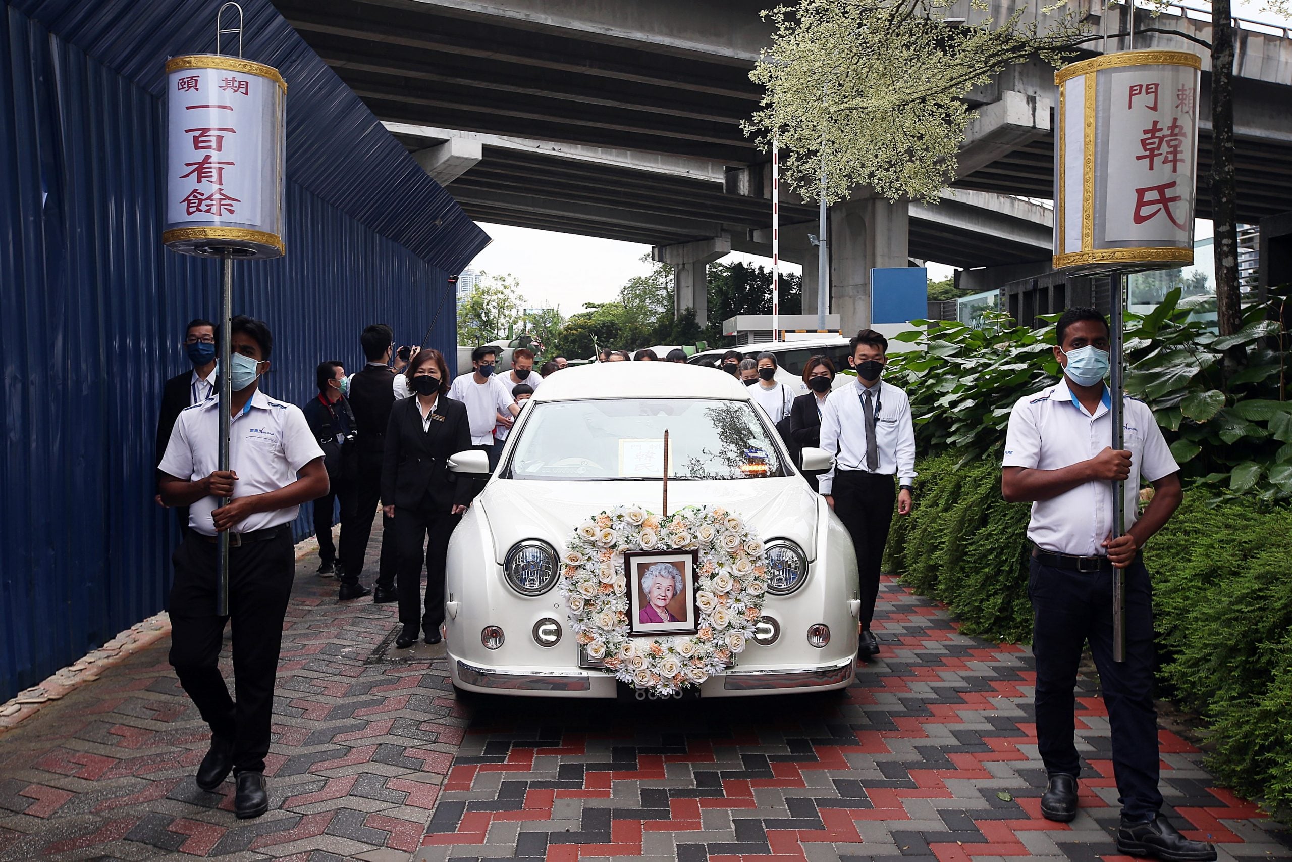 雨中泪别韩瑛  孙子：以嫲嫲为荣