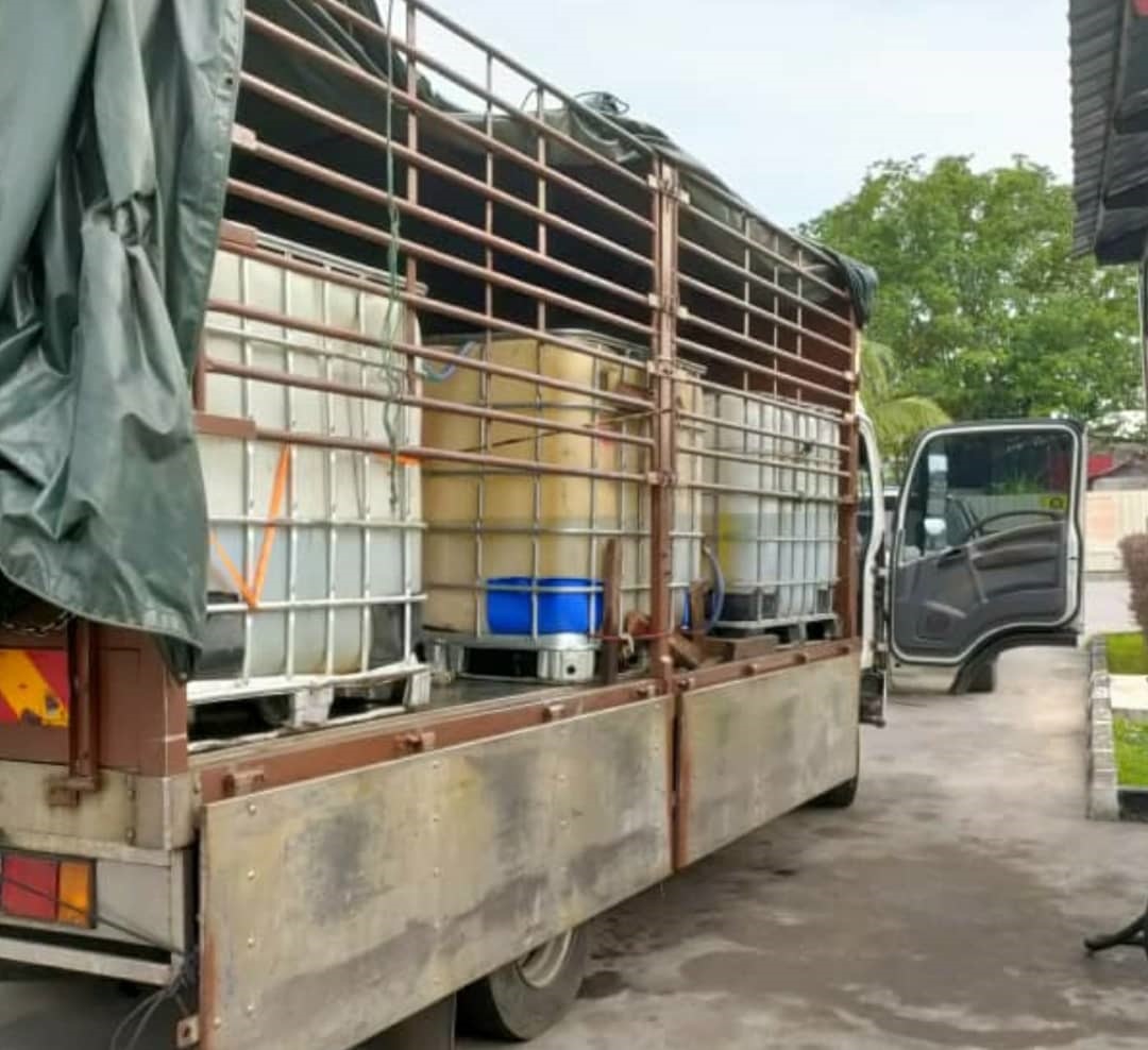 霹贸消局侦破走私柴油扣司机充公2千公升柴油