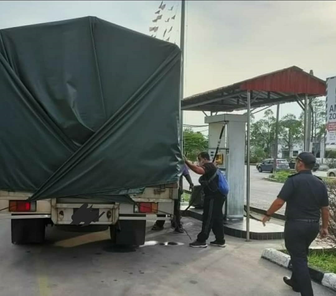 霹贸消局侦破走私柴油扣司机充公2千公升柴油