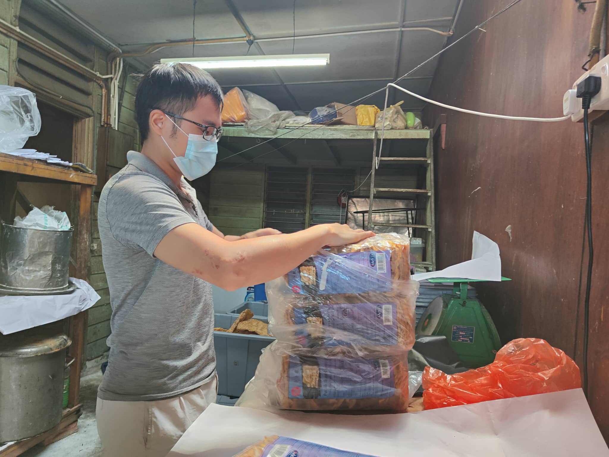 霹：21日见报／封底主文／【它的诞生】/卜卜脆