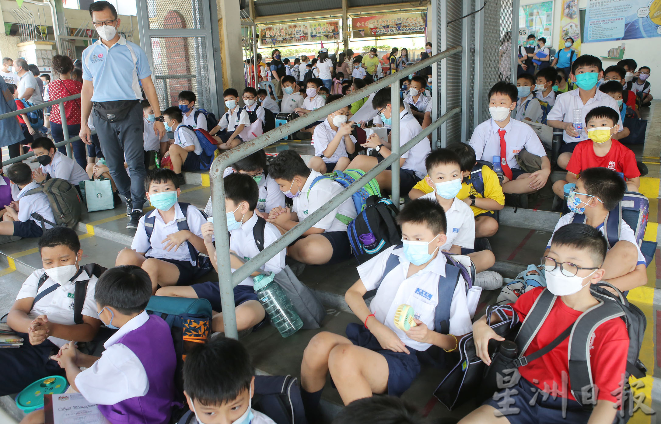 霹:封面主文/家长持续观望疫情 学生多仍戴口罩上学