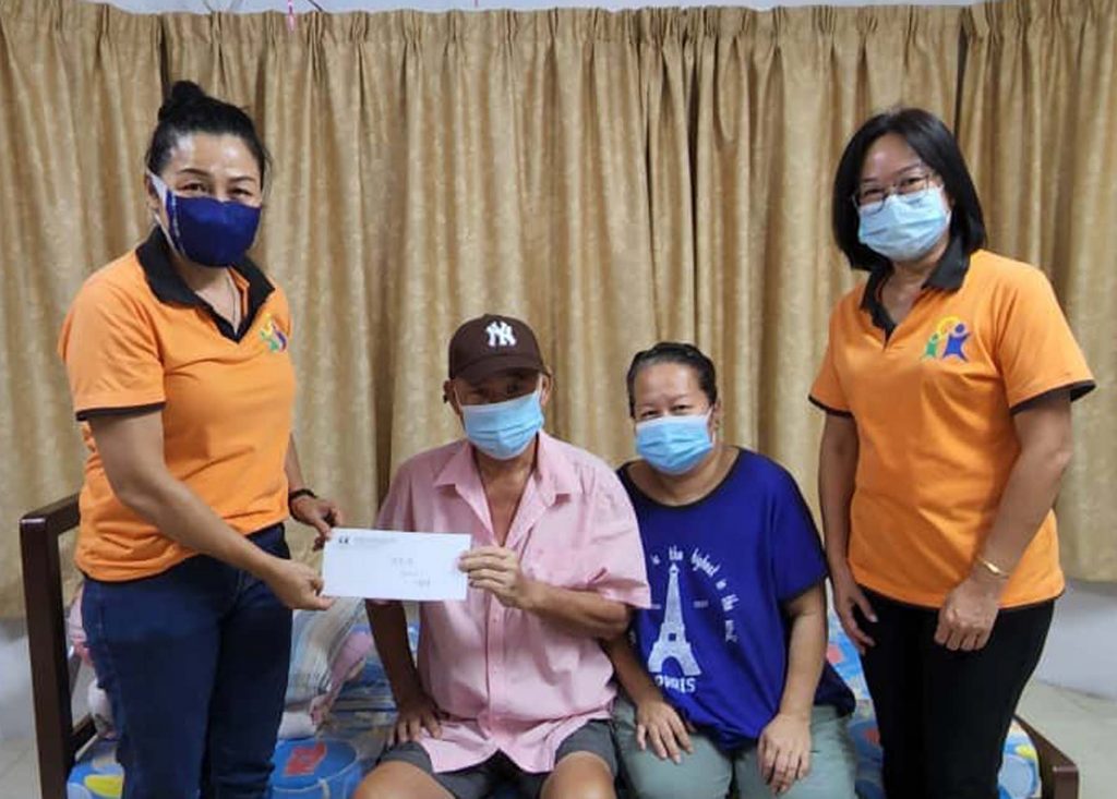 霹:曼绒新希望拨2300助2贫困家庭