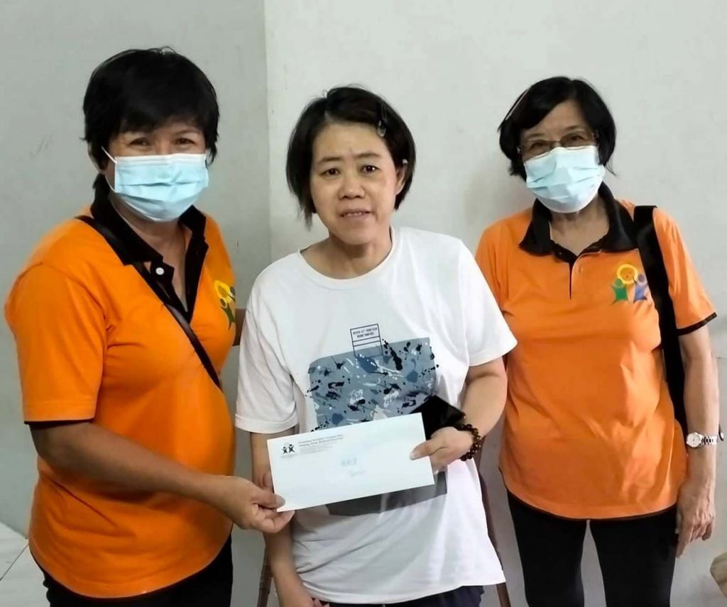 霹:曼绒新希望拨2300助2贫困家庭