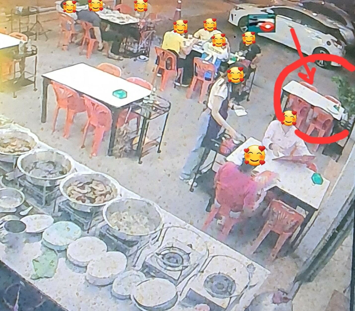 顾客多付10倍餐费 粥店急上网寻人退钱