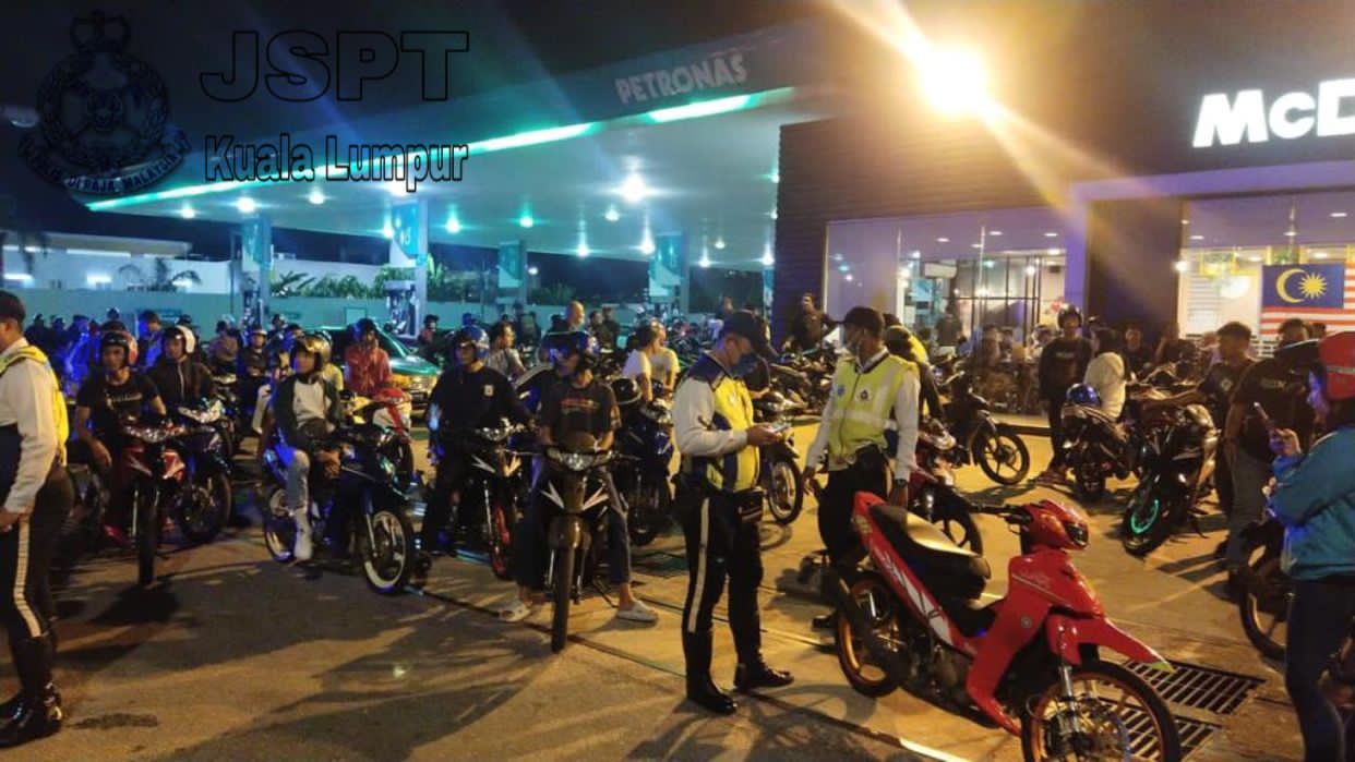 飚车族油站群聚遭取缔·警开151罚单 扣38辆摩托