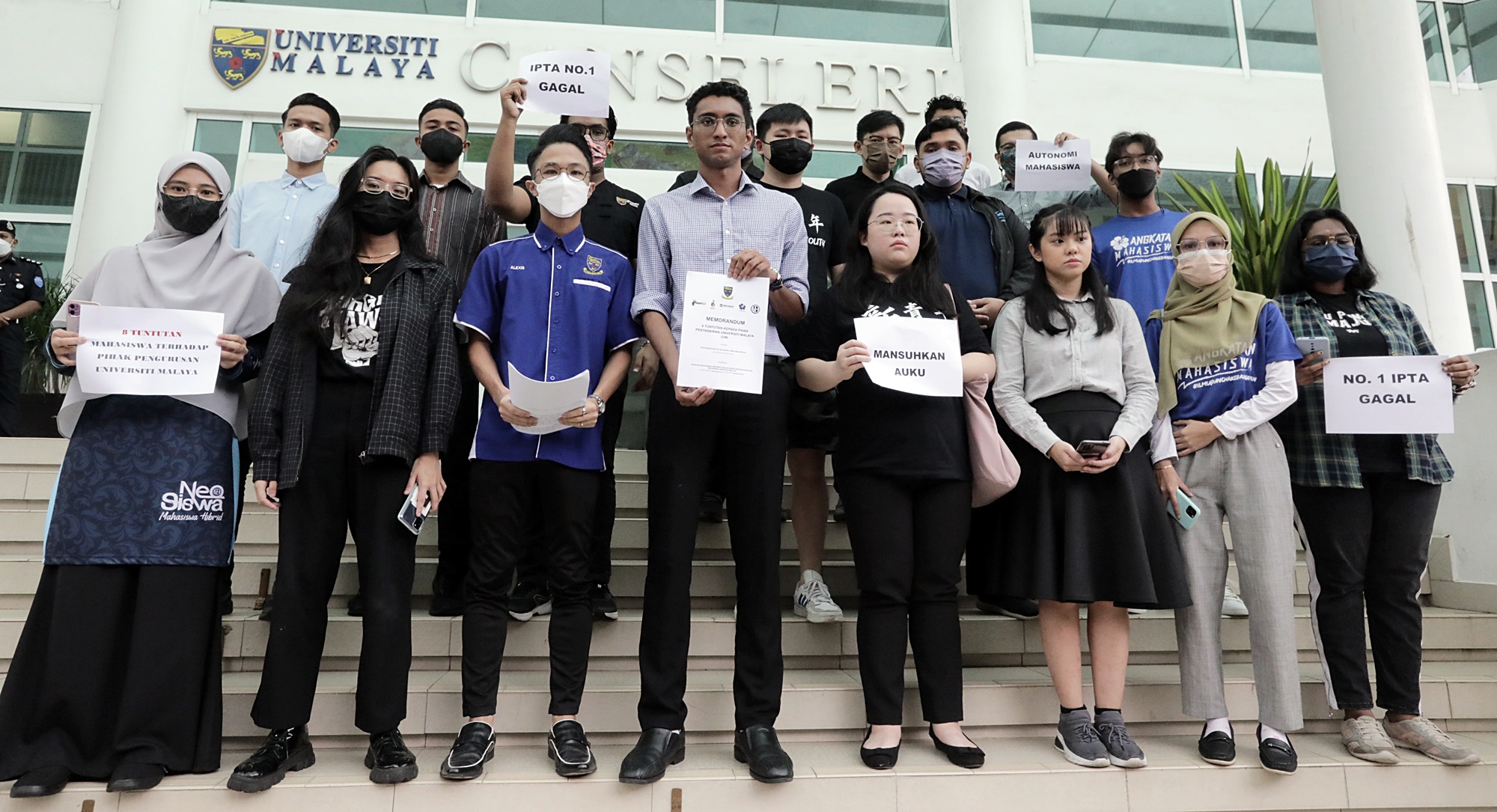 马大学生会呈交马大当局8大交诉求备忘录